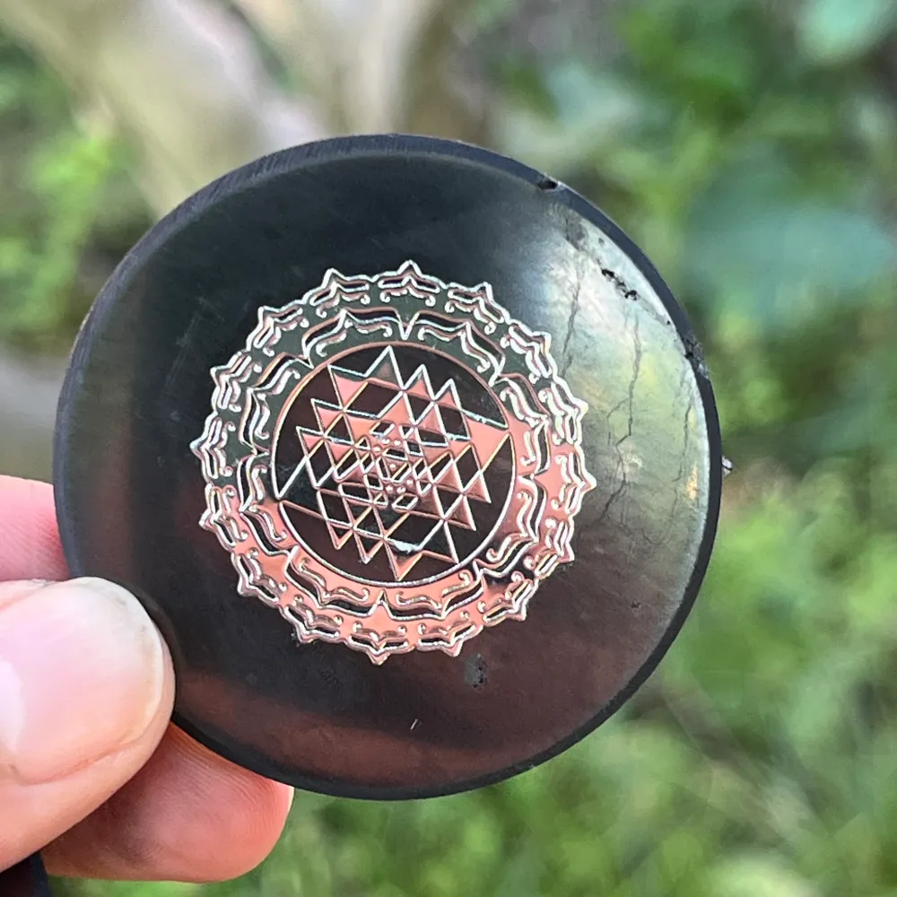 Disc din Shungit adeziv Sri Yantra Silver