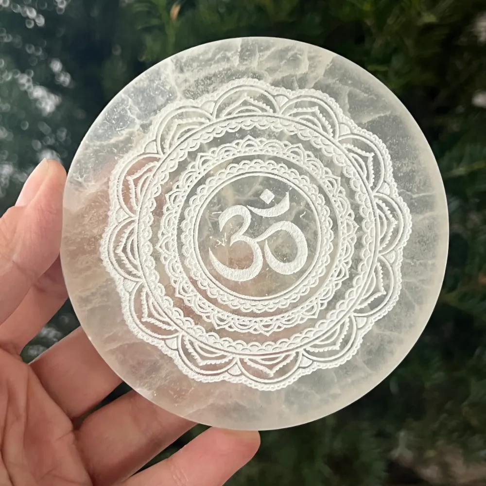 Disc selenit mandala Om | Model 2