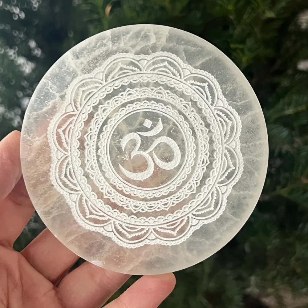 Disc selenit mandala Om | Model 2