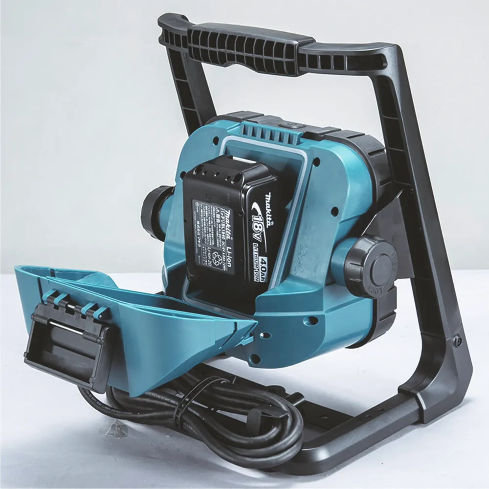 Şantier de construcţie farului Makita DEADML805 18V