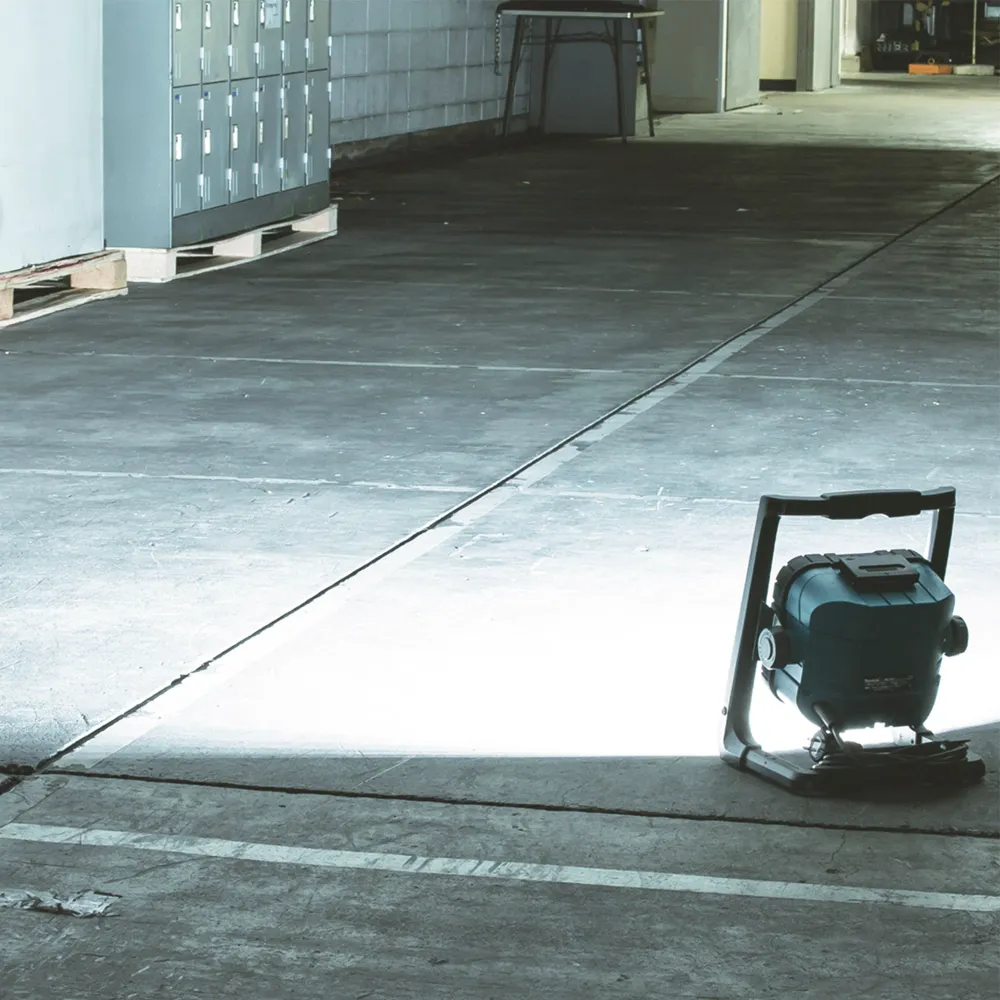 Şantier de construcţie farului Makita DEADML805 18V