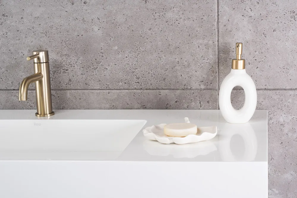 Lavoar baie pe blat dreptunghiular 90 cm conglomerat alb lucios – Rea Archi