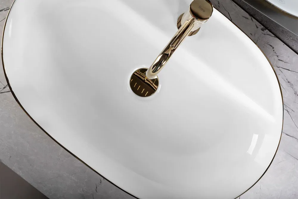 Lavoar baie pe blat oval 61 cm ceramic alb cu auriu periat – Rea Aura