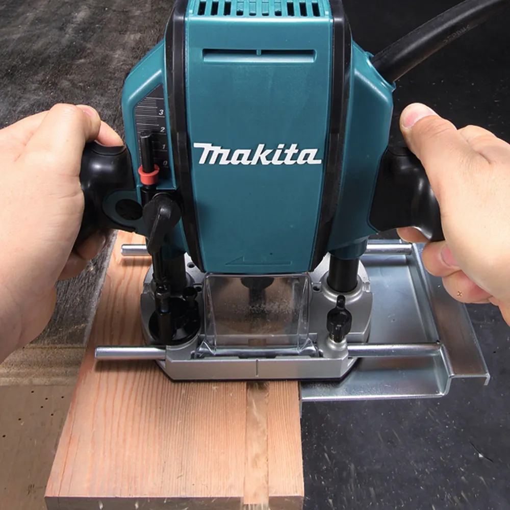 Mașă de frezat verticală Makita RP0900J 900W