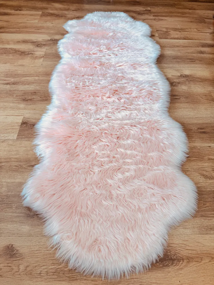 Covor de blana sintetica Valeria, foarte moale si pufos roz 65x180 cm