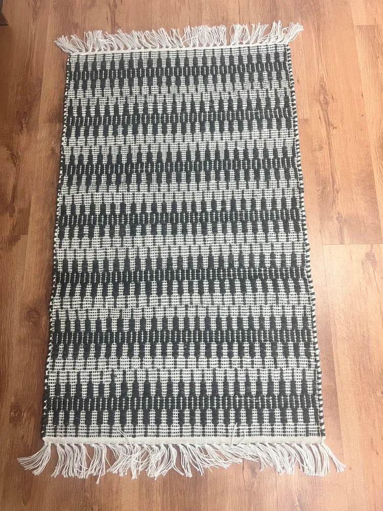 Covor Malta cu tesatura plata si franjuri alb-negru 80x150 cm