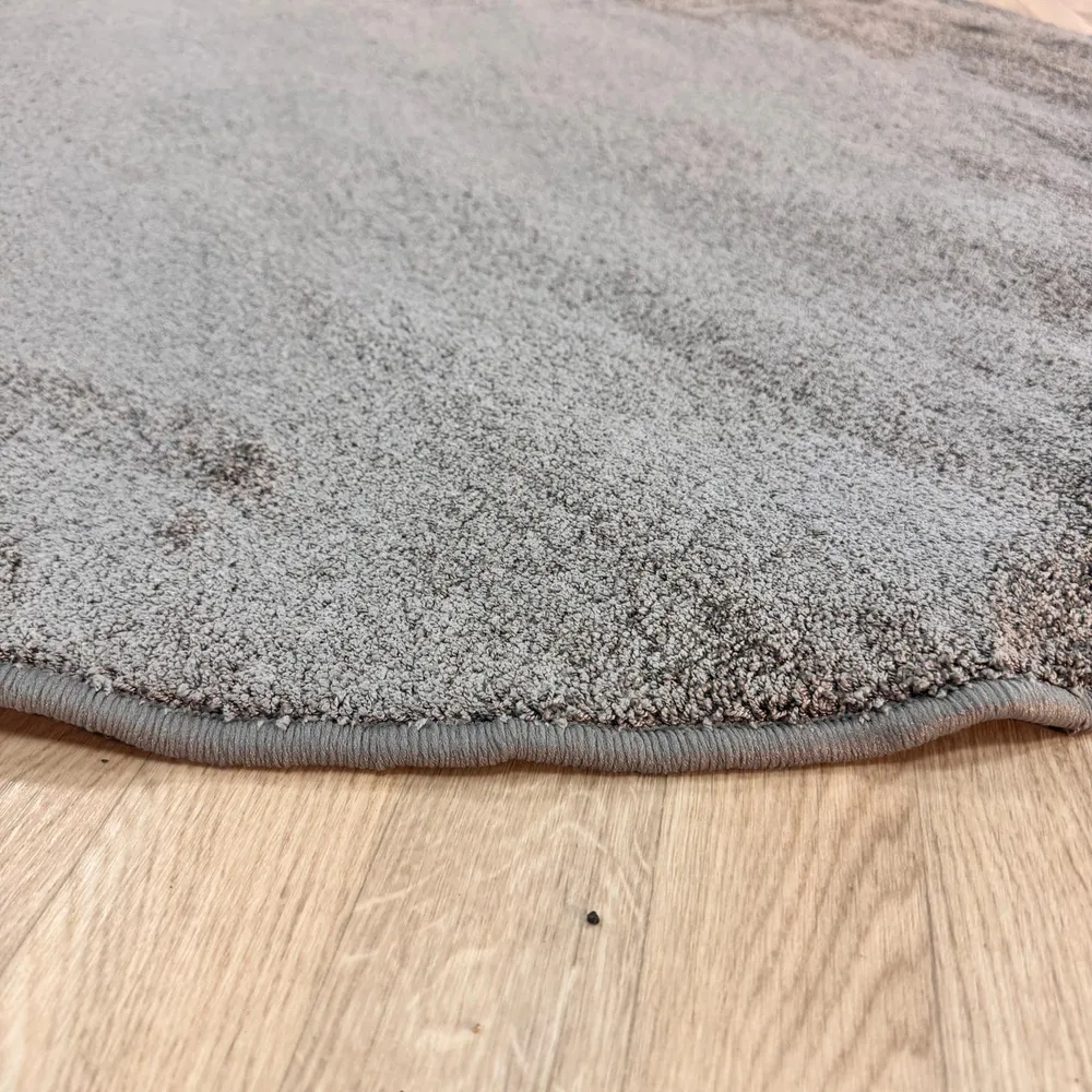 Covor rotund Tenerife culoare gri cu fire scurte 140 cm